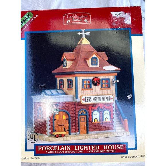 Lemax Kensington Depot Pre-owned With Box Light House Handpeinted - Picture 3 of 10